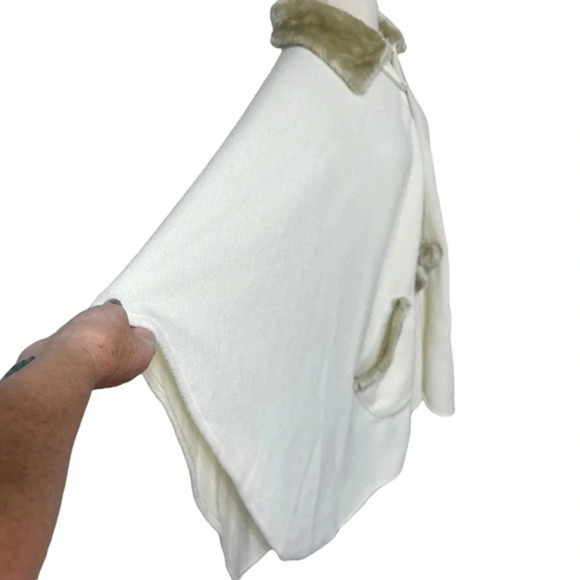 Ivory fleece and tan fake fur OS front zip cape poncho with pom poms‎ & pockets - Picture 7 of 7